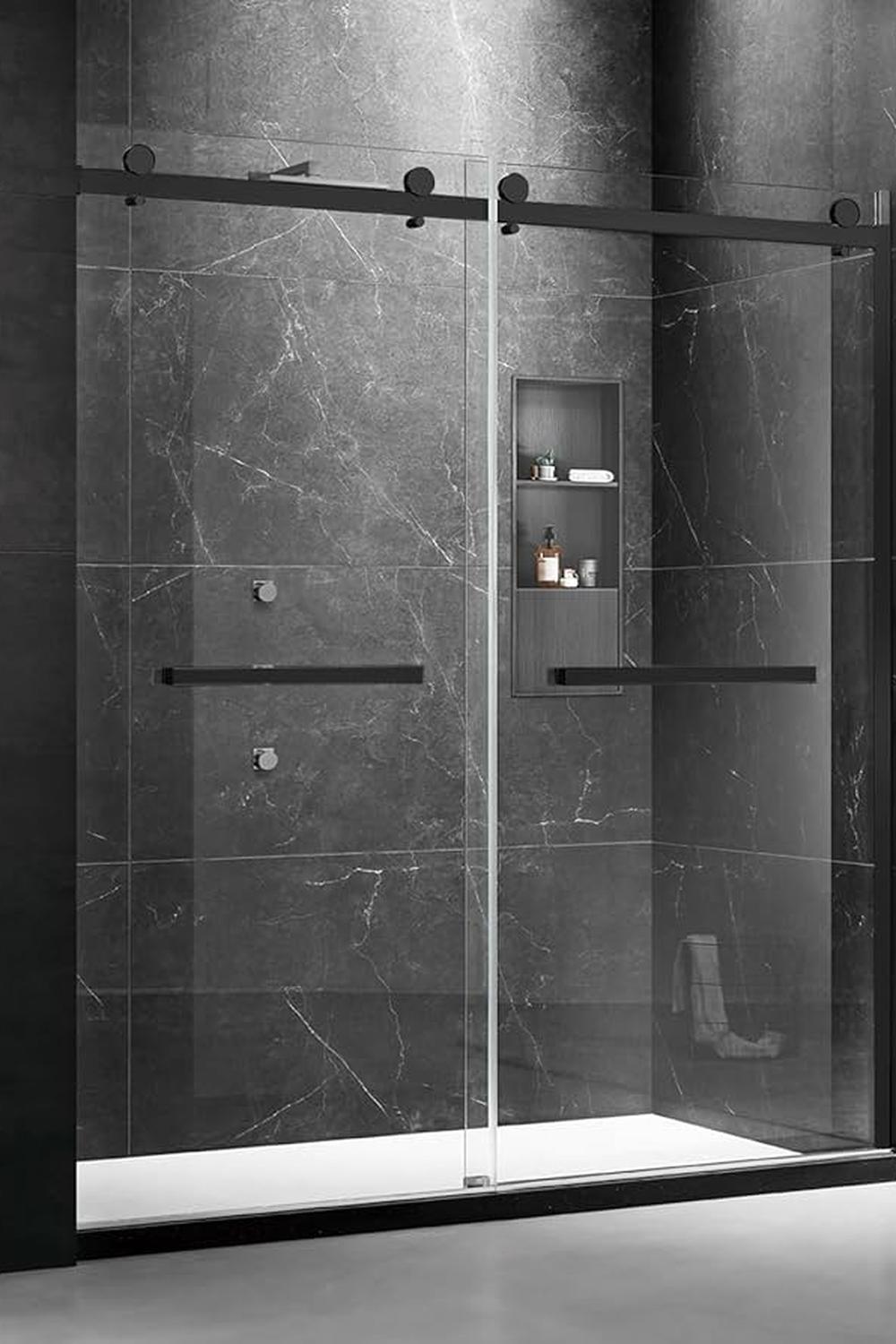 Ducha negra con azulejos oscuros