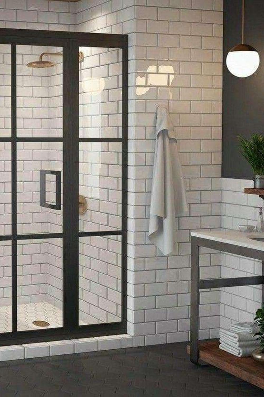 Ducha negra contemporánea con detalles en madera