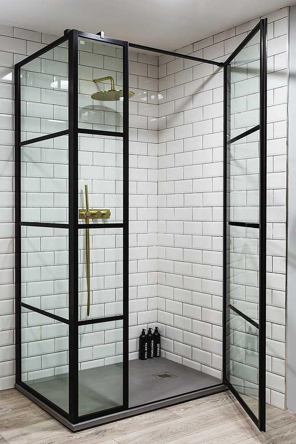 Ducha negra en un espacio de diseño elegante