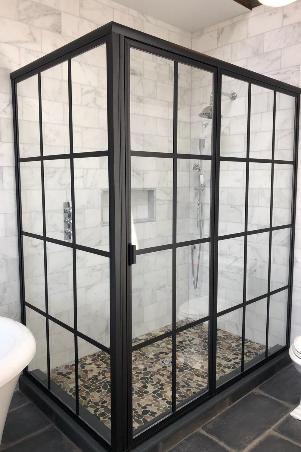 Ducha negra con diseño geométrico minimalista