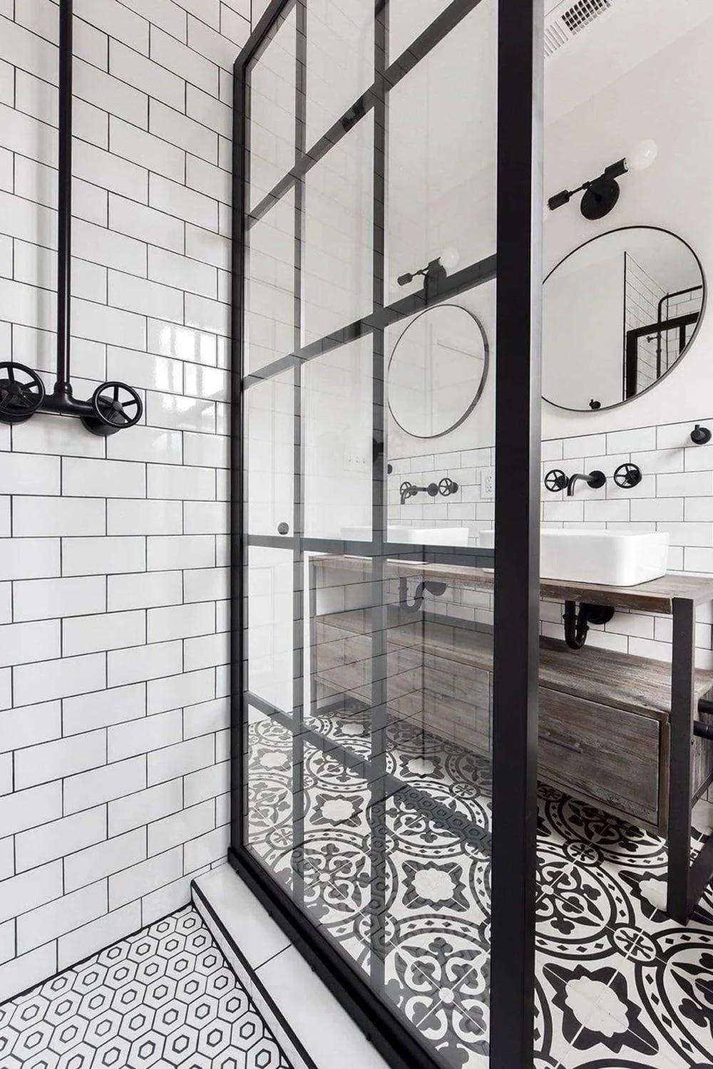 Ducha negra con elemento decorativo texturizado