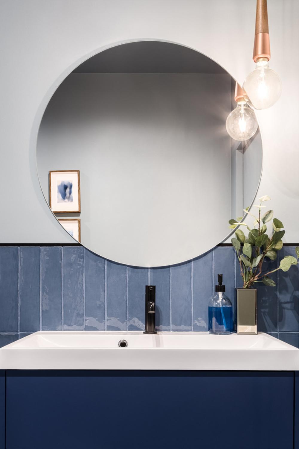 Feature rich shades in contemporary bathroom