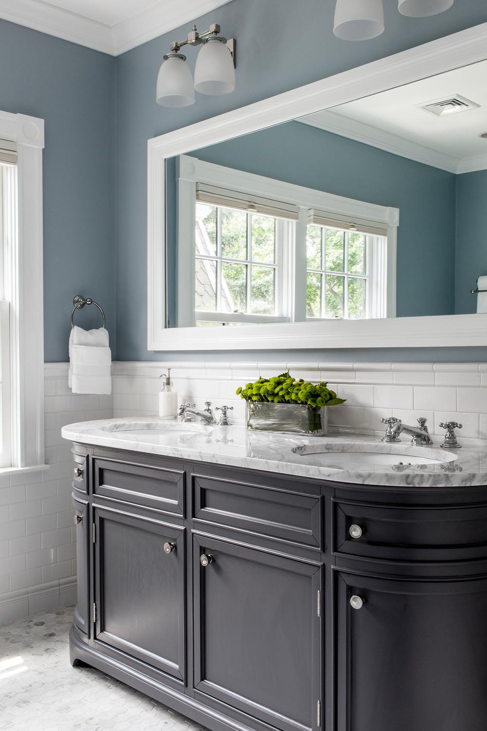 Lavabo en azul con múltiples cajones