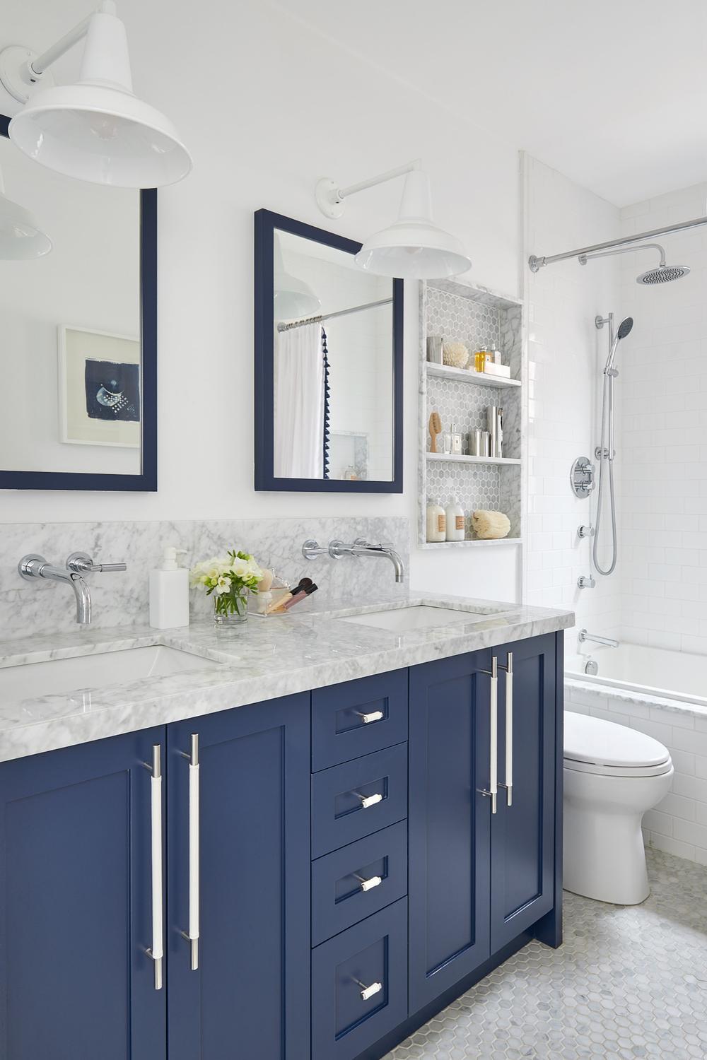 Lavabo con una paleta neutra y azul