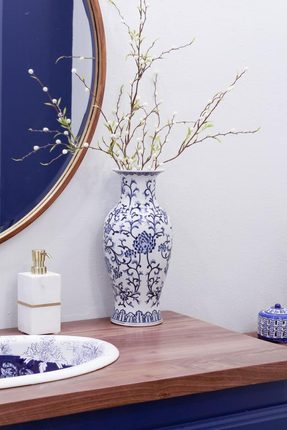 Baño decorado con elementos naturales