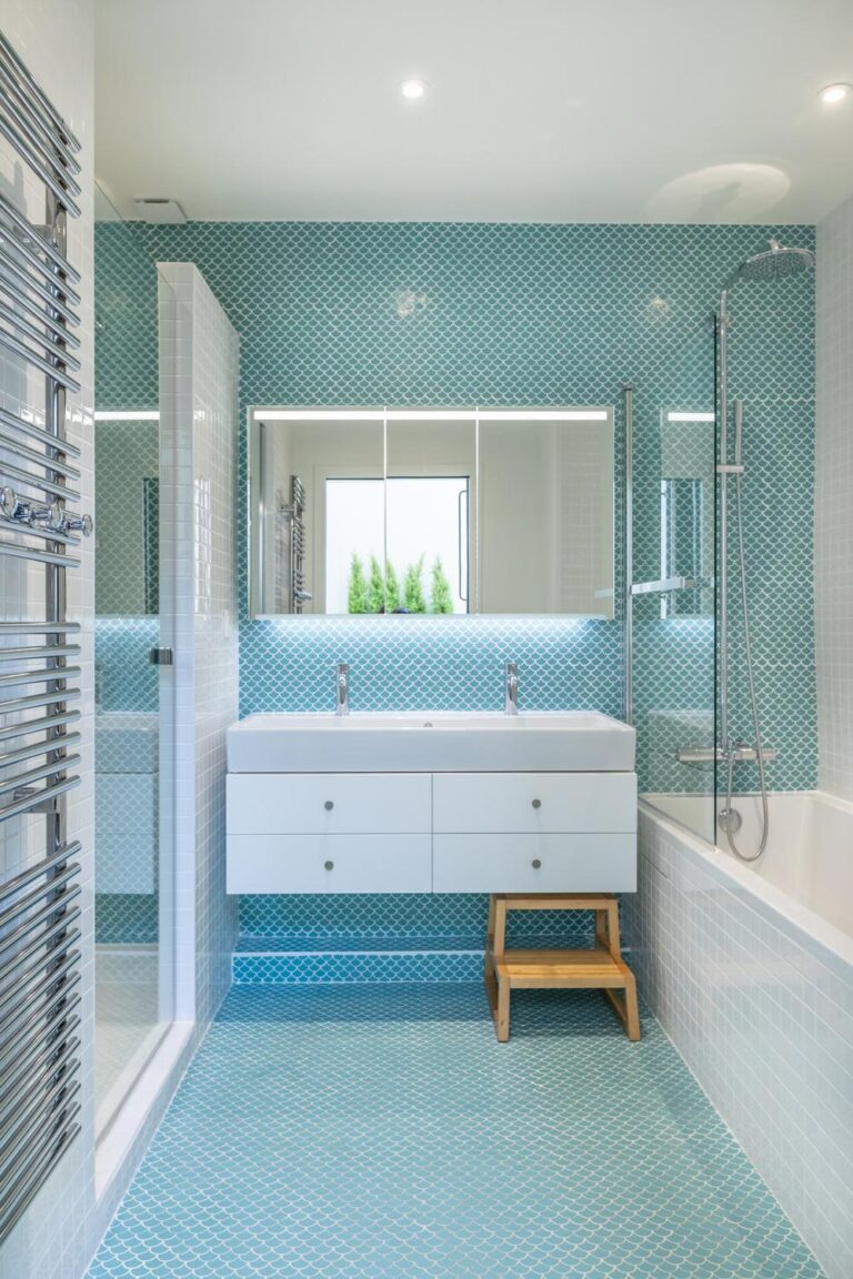 16 Blue and White Tile Bathroom Designs You’ll Love
