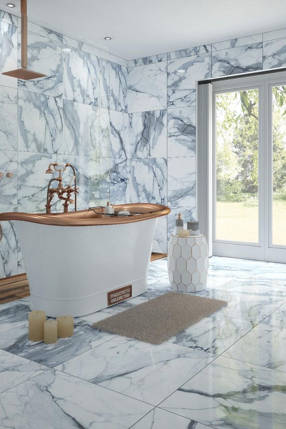 Baño moderno con mármol azul y bañera independiente