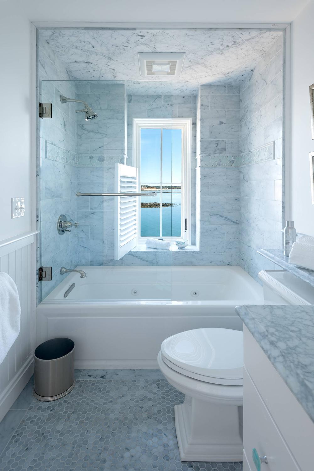 Baño sereno con temática de mármol azul
