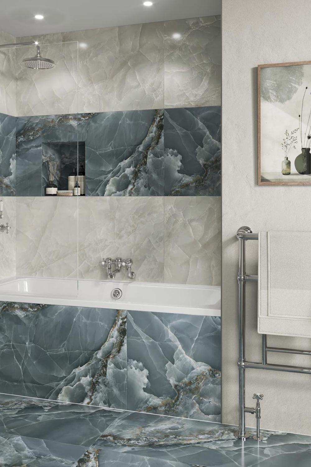 Baño ingenioso con mármol azul vibrante
