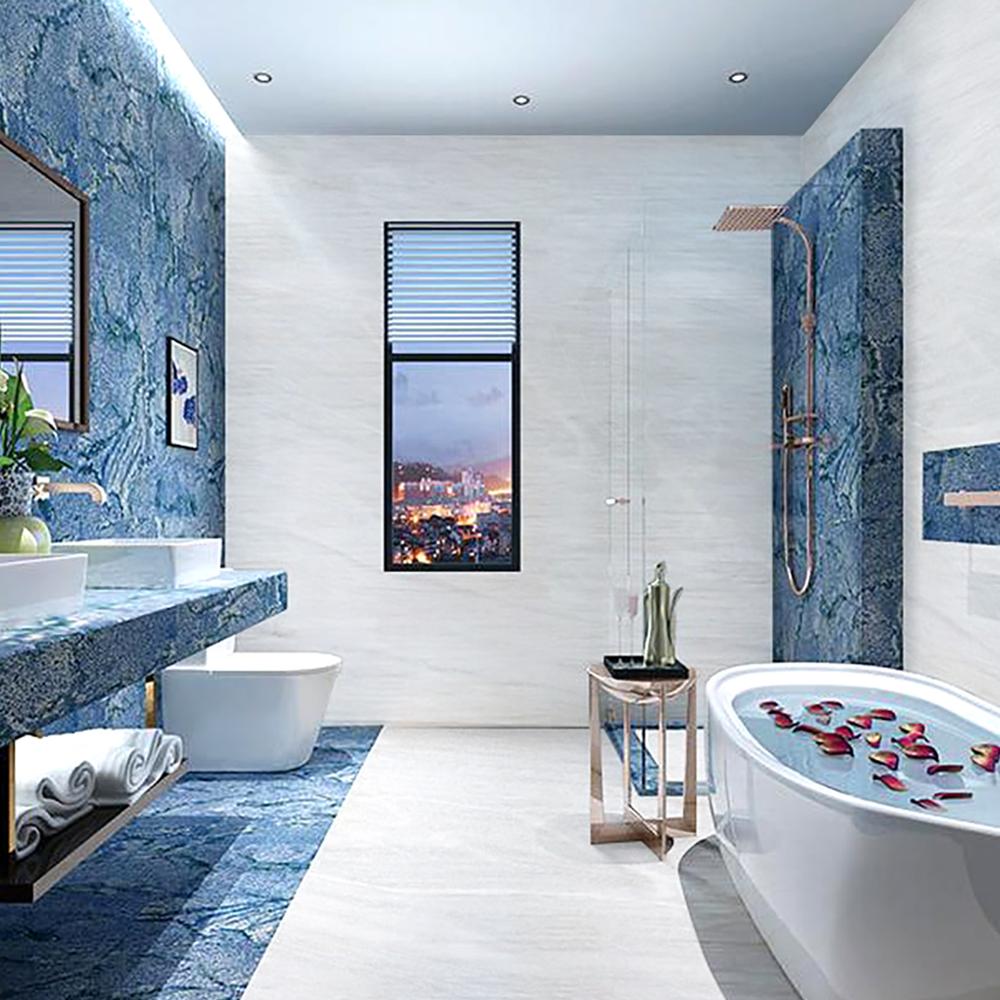 Baño con mármol azul y elementos decorativos sofisticados
