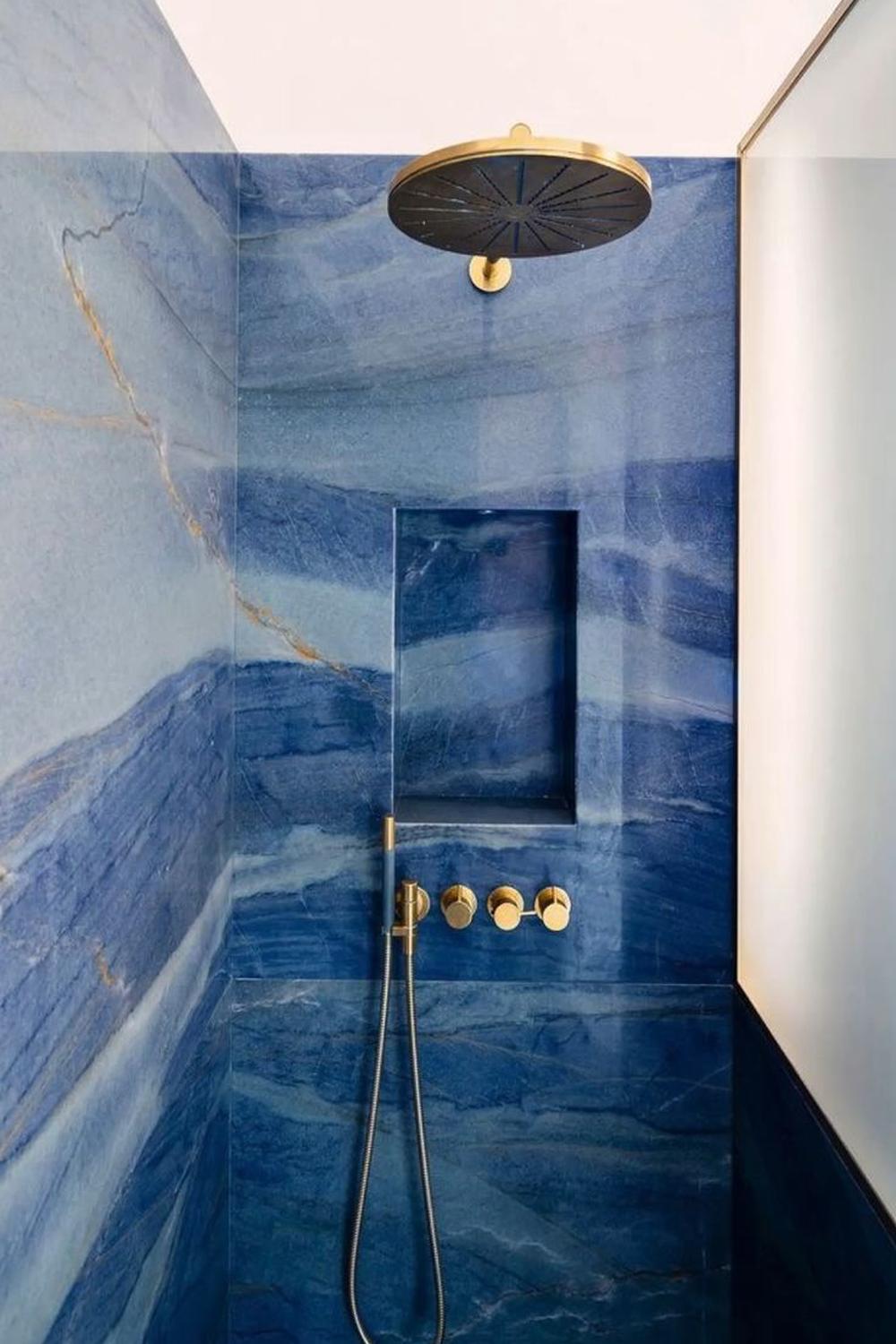 Baño de mármol azul suave con diseño minimalista