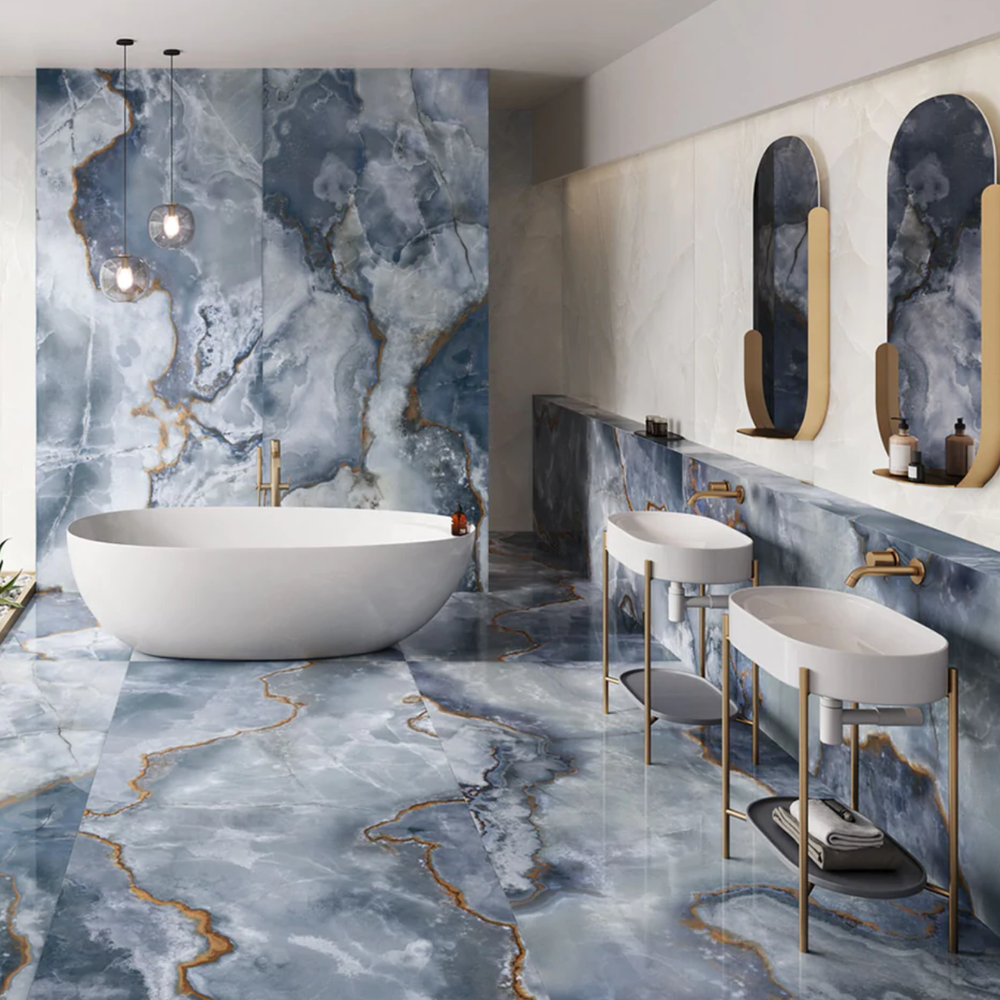 Baño con decoración de mármol azul y estilo contemporáneo