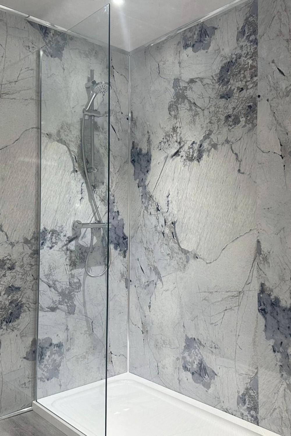 Baño azul sofisticado con ducha exótica