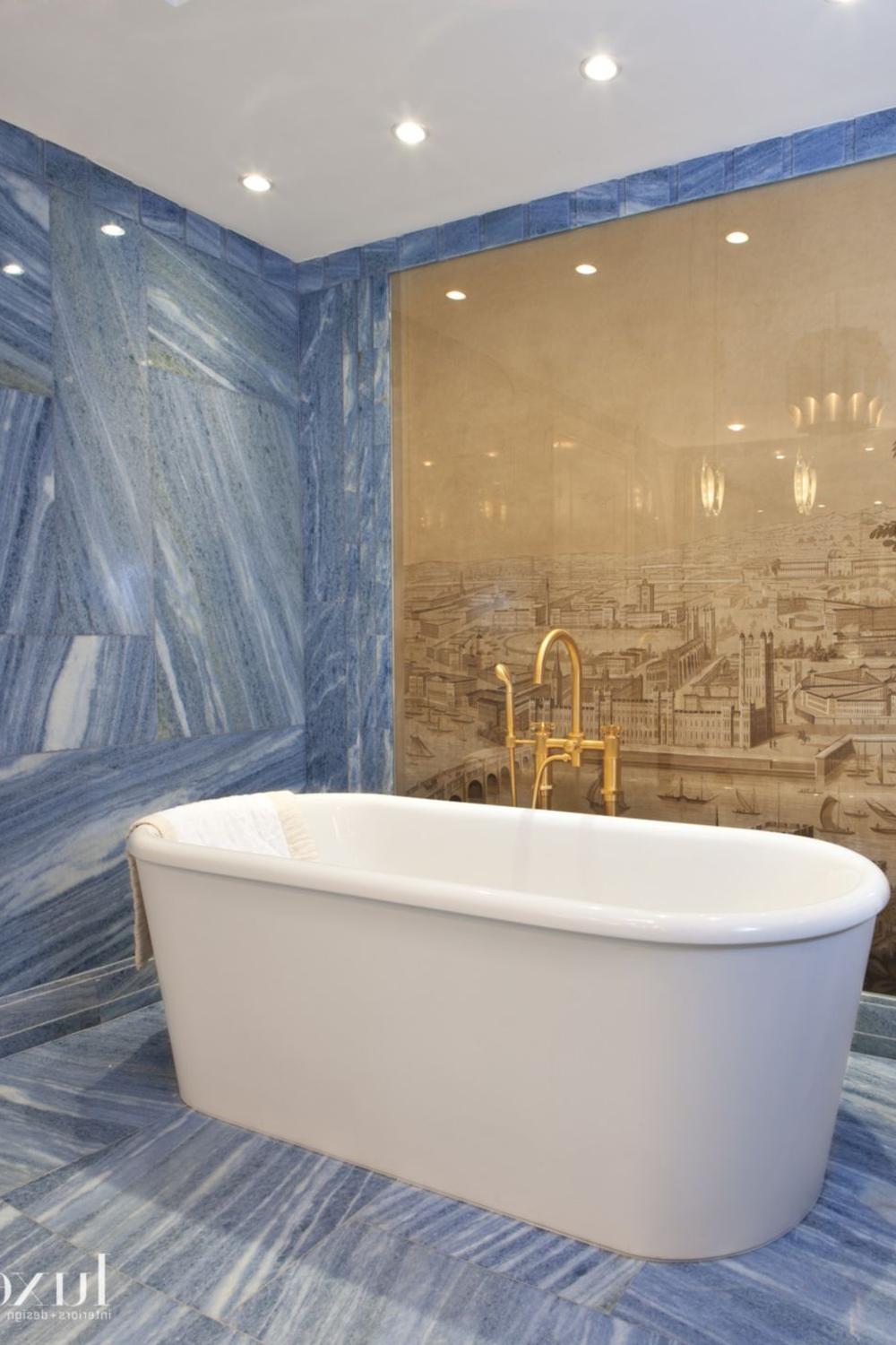 Baño con mármol azul y detalles artísticos