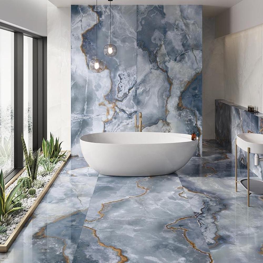 Baño de mármol azul contemporáneo con enfoque minimalista