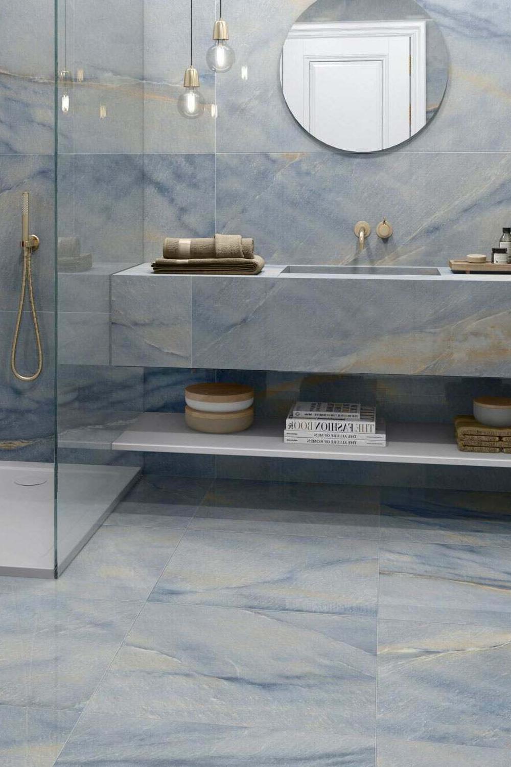 Baño moderno con mármol azul y ambiente relajante