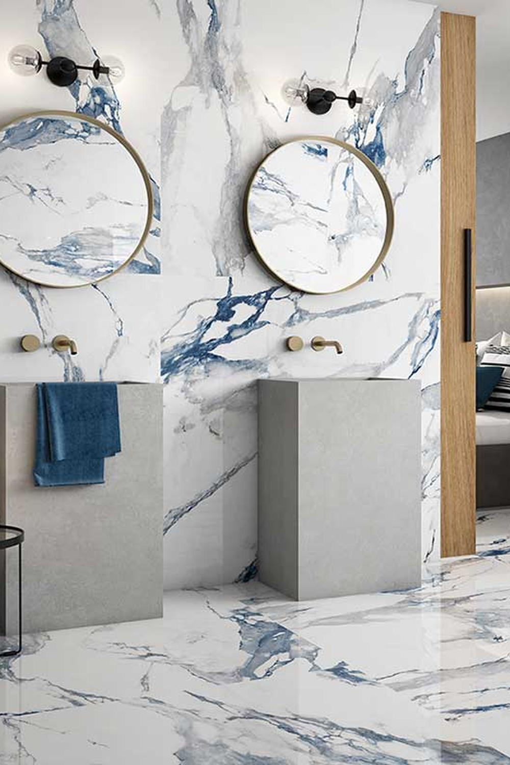 Baño contemporáneo con mármol azul y estilo chic