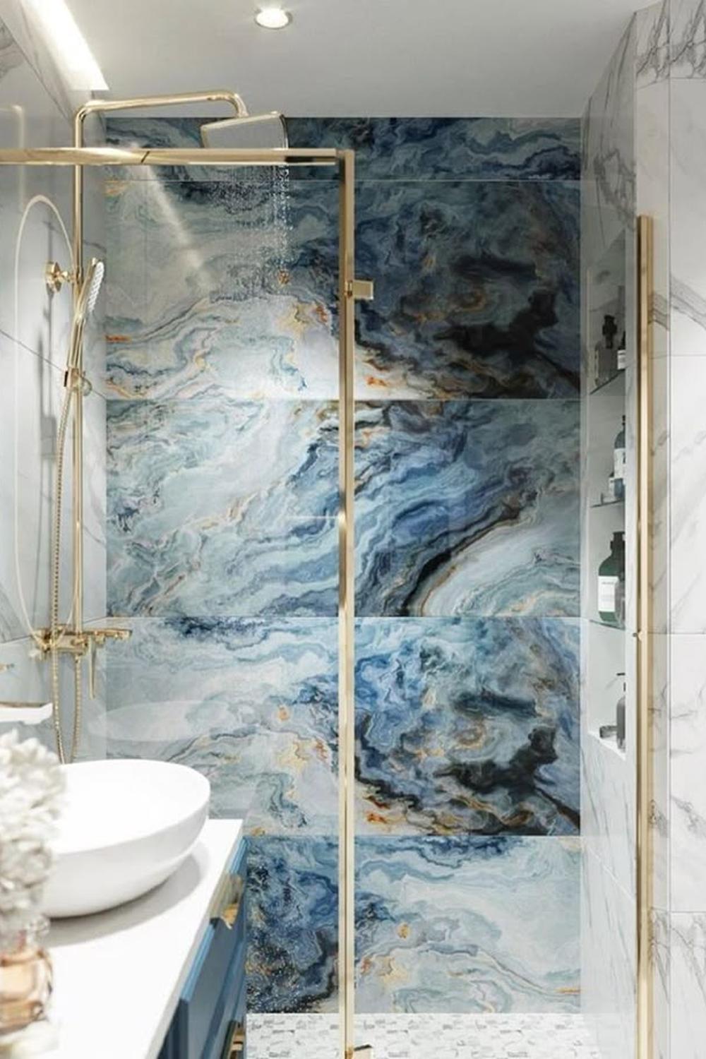 Baño azul dramático con un toque de elegancia