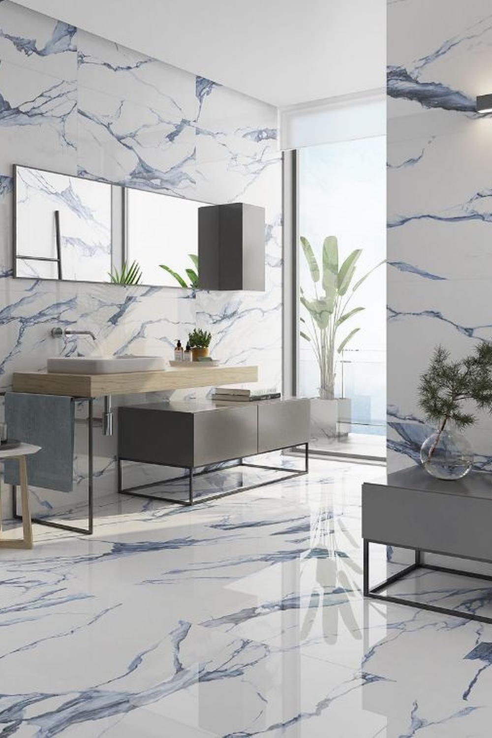Baño de mármol azul con concepto abierto