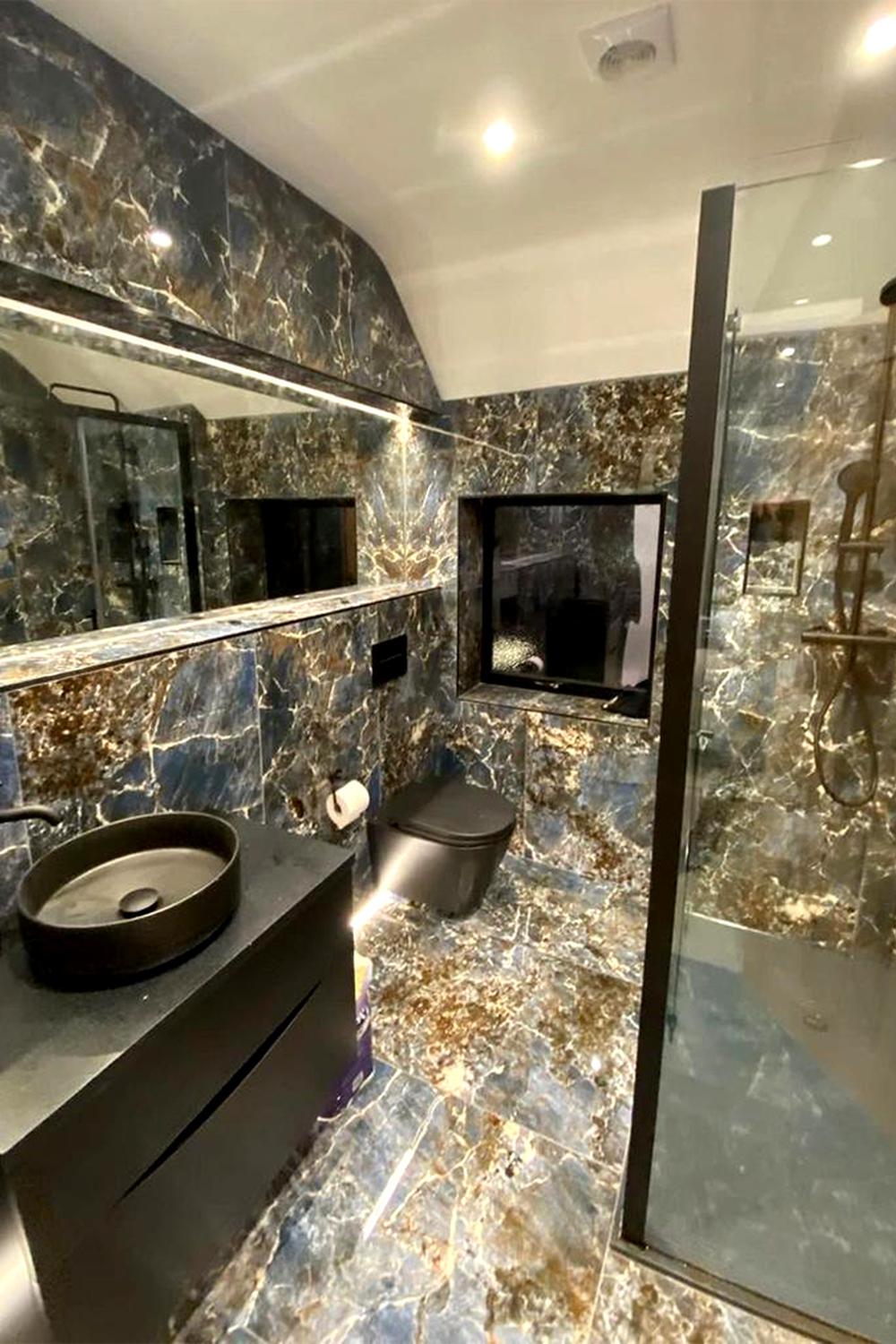 Baño azul con detalles modernos y lujosos