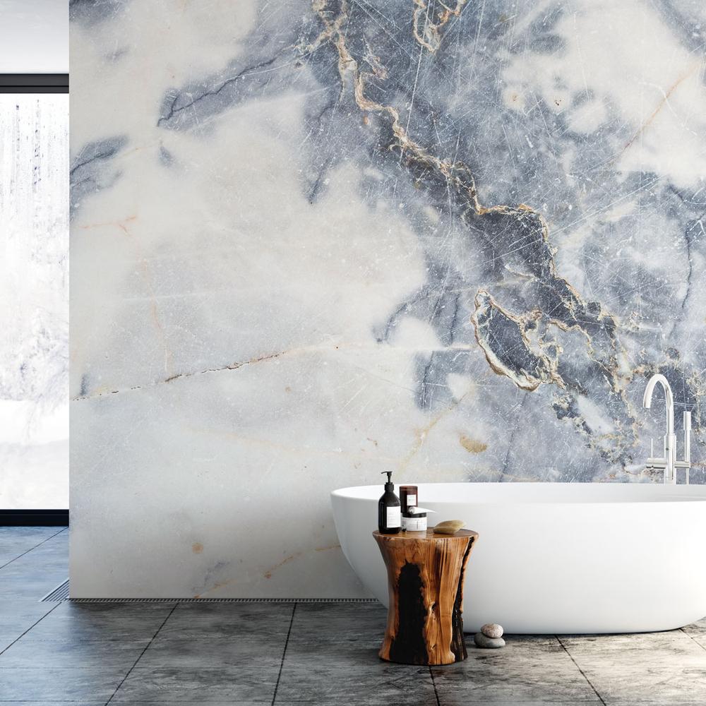 Baño sobrio con mármol azul en tonos relajantes