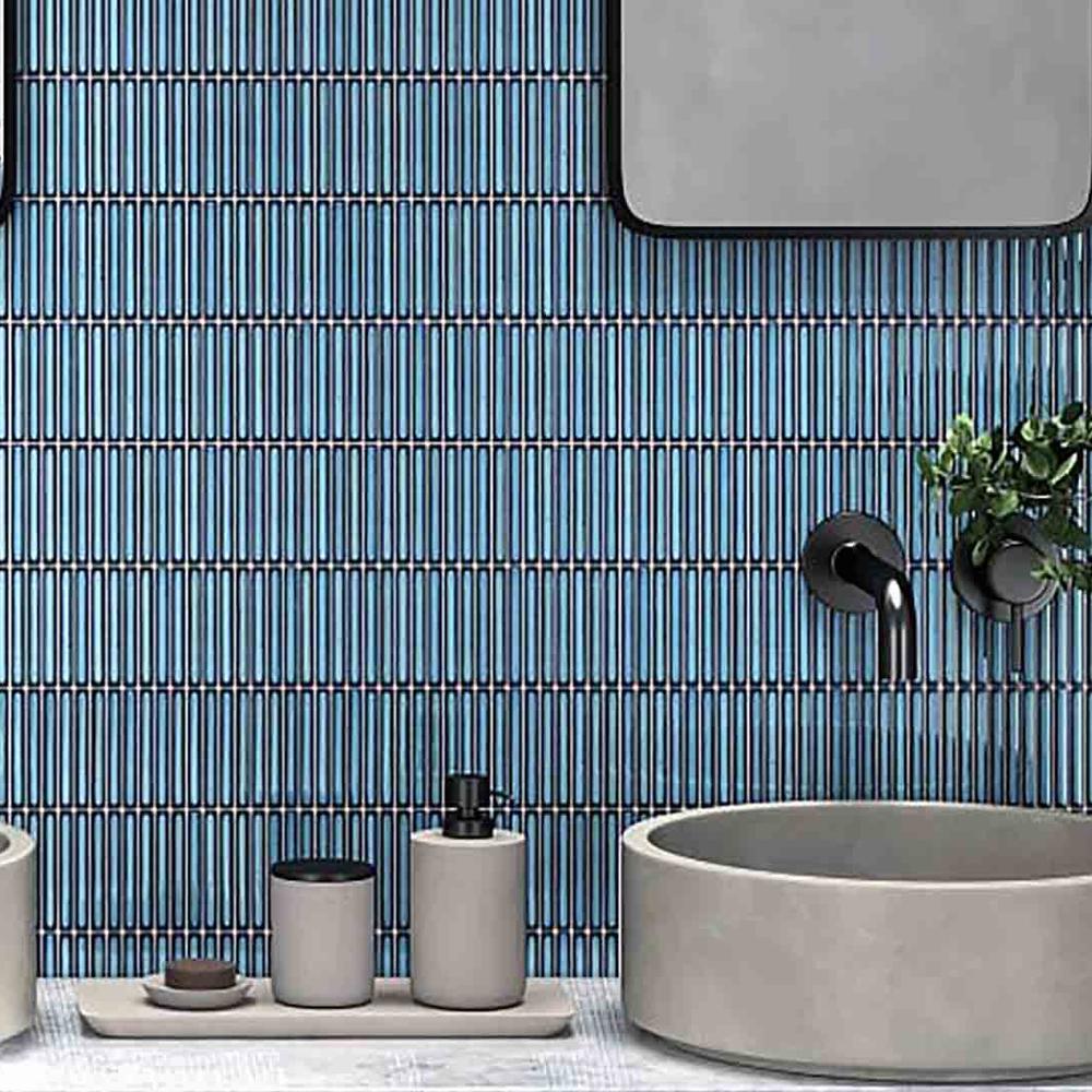 Mosaico de Azulejos Azul en la Pared Principal del Baño