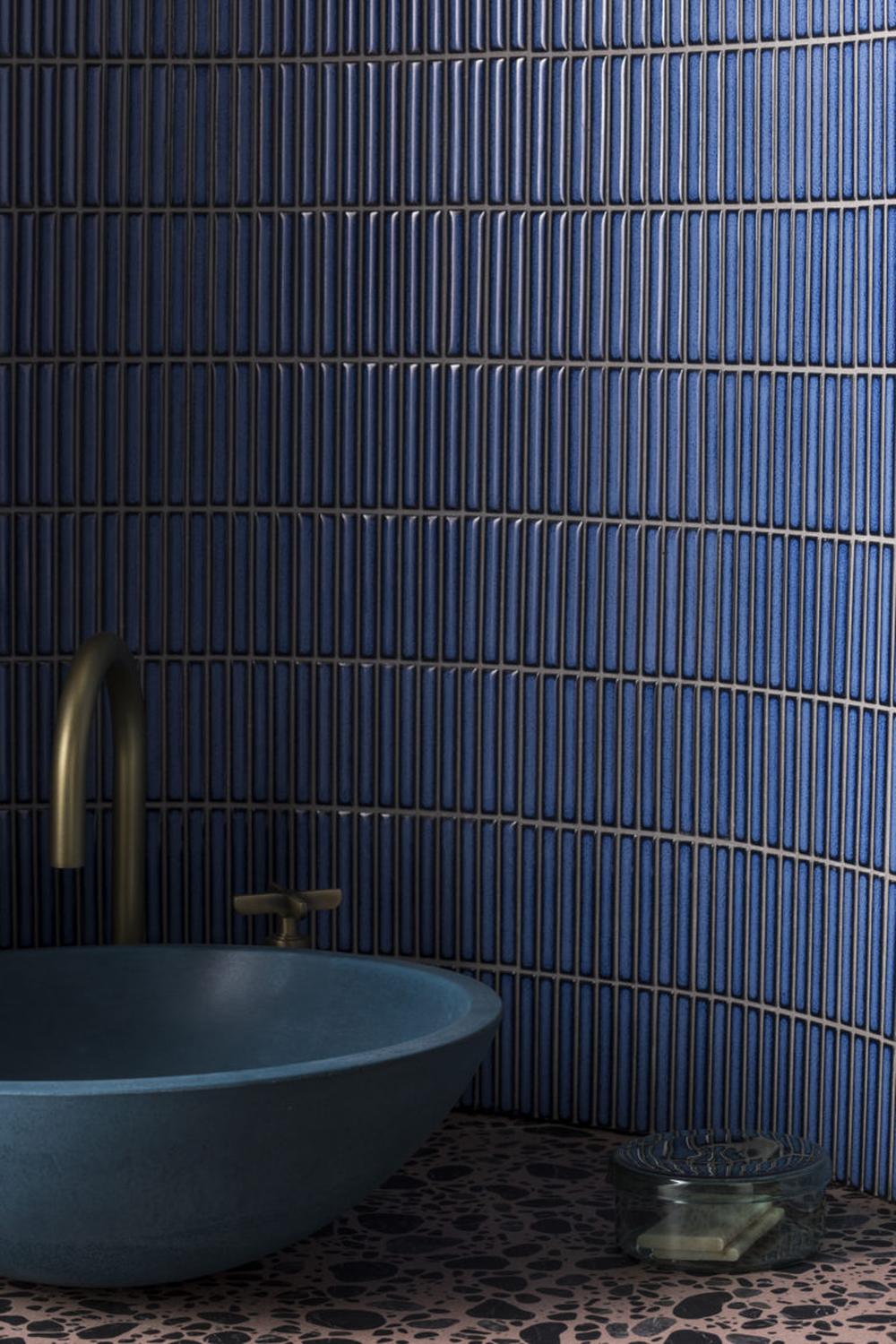 Mosaico Vertical y Grife en Oro en el Baño