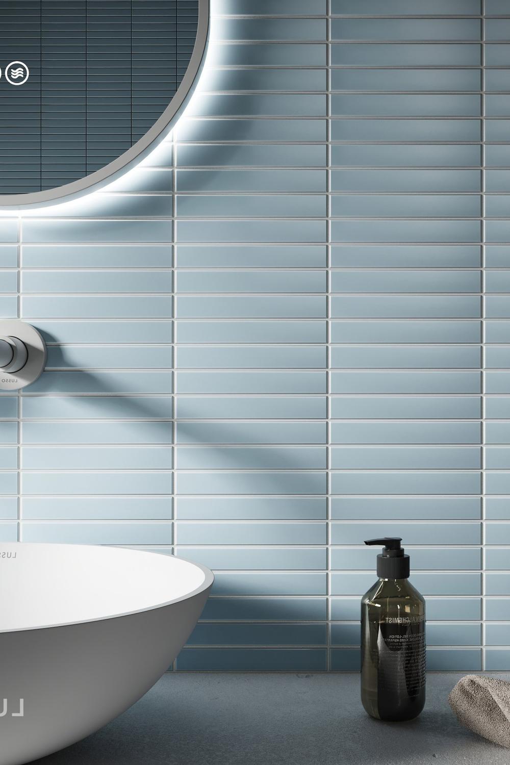 Azulejos en Arreglo Horizontal y Espejo Iluminado en el Baño