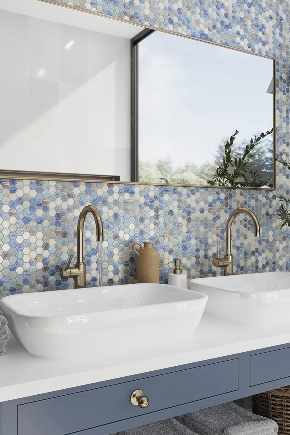 Mosaico Hexagonal en Gradación de Tonos en el Baño