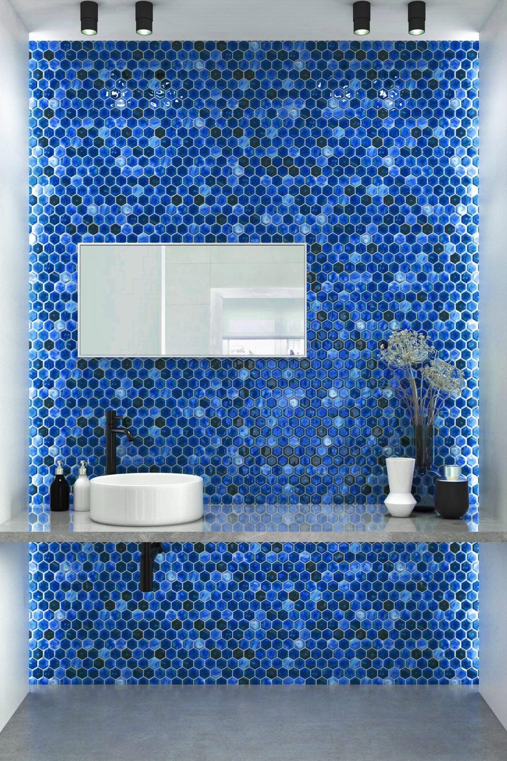 Azulejos en Diferentes Tonos de Azul y Accesorios Minimalistas en el Baño