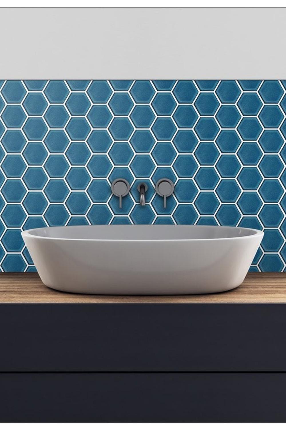 Azulejos en Panal en Diferentes Tonalidades de Azul en el Baño