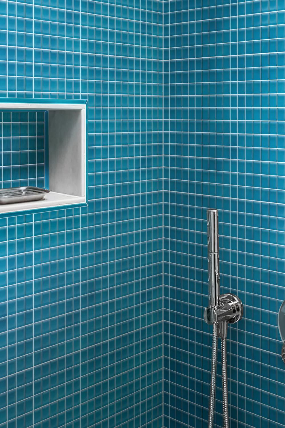 Area de Ducha con Azulejos de Mosaico en el Baño