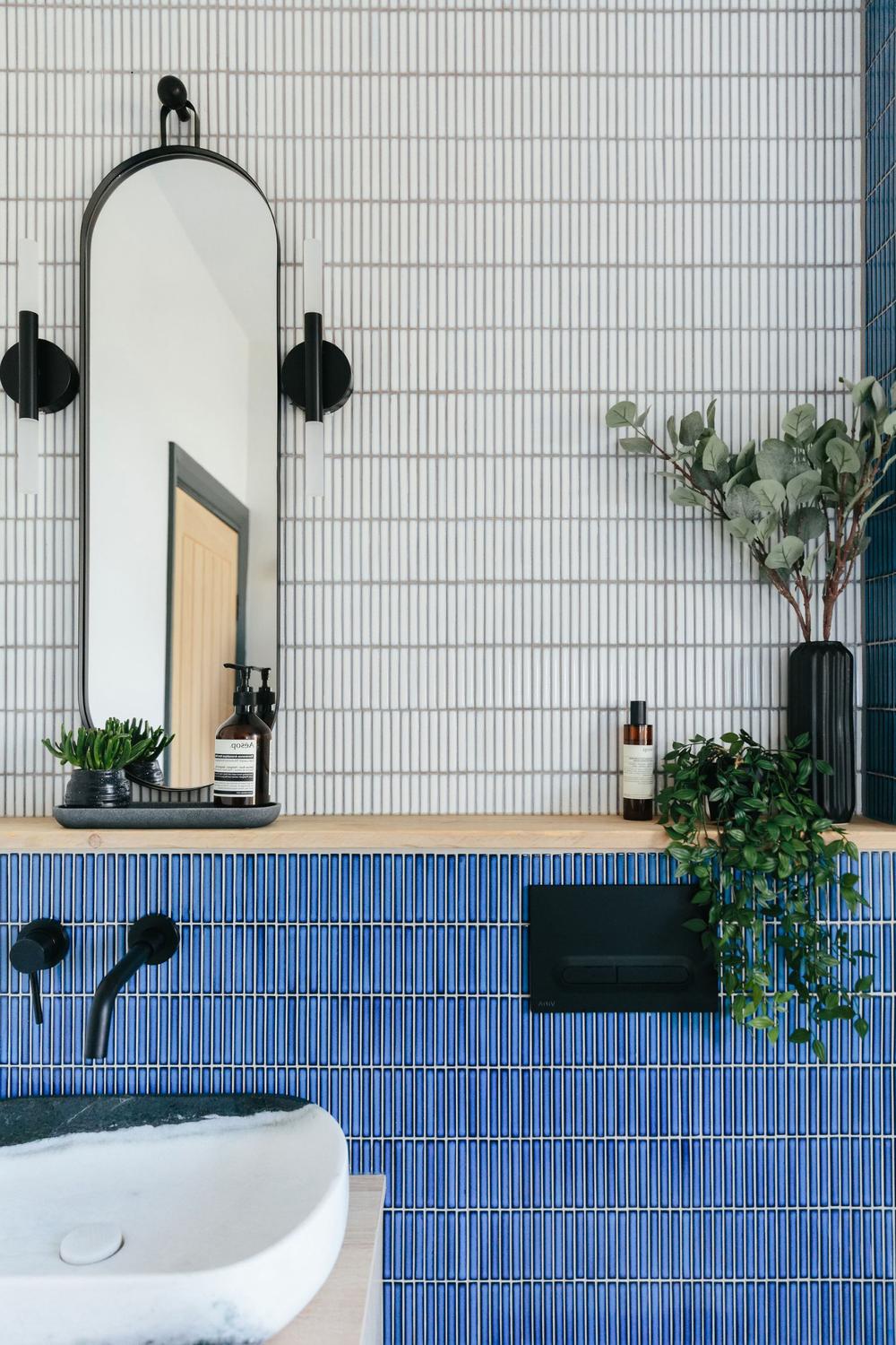 Azulejos en Variados Tonos para el Espejo de Pared Larga en el Baño