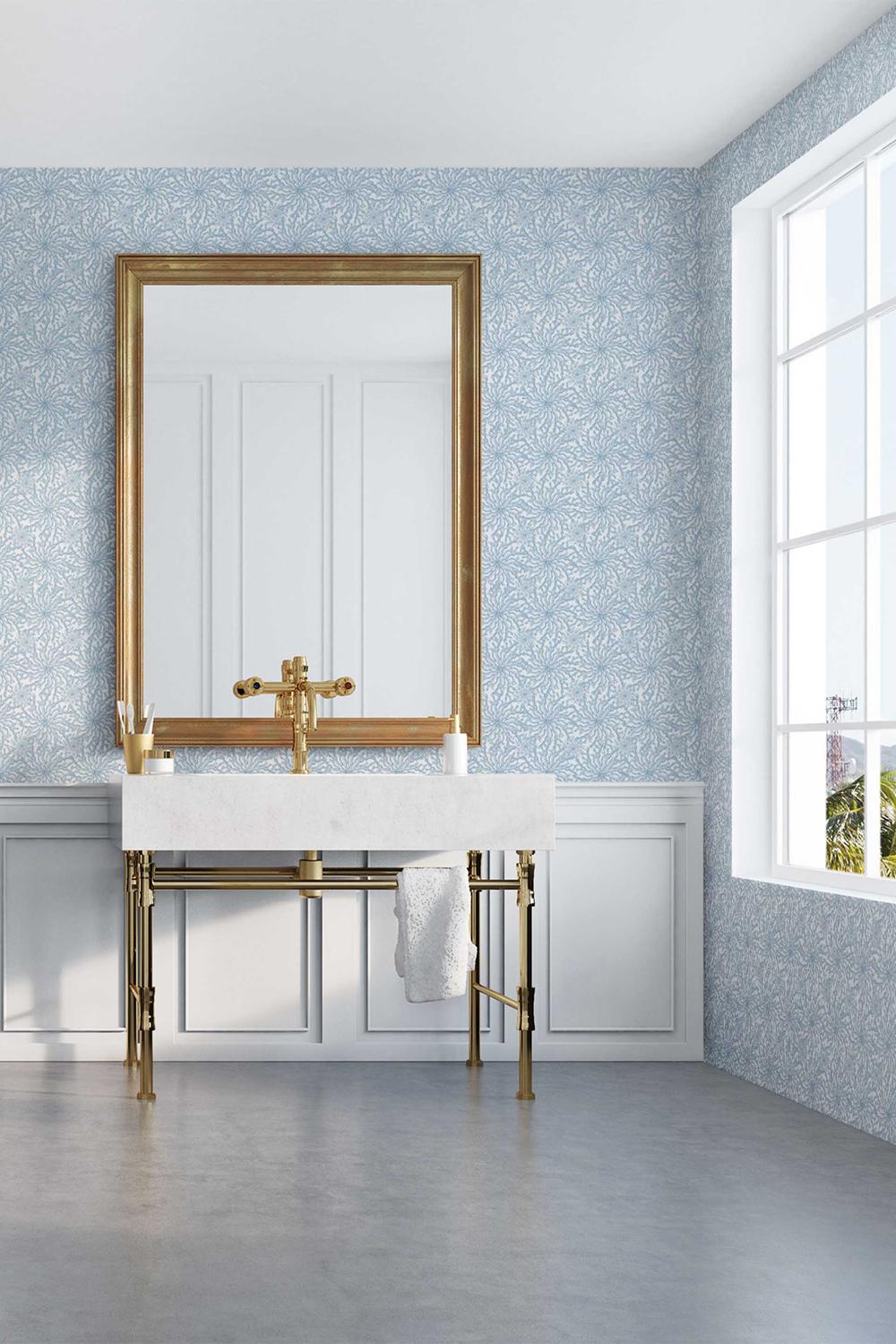 Baño encantador con diseño floral y detalles dorados