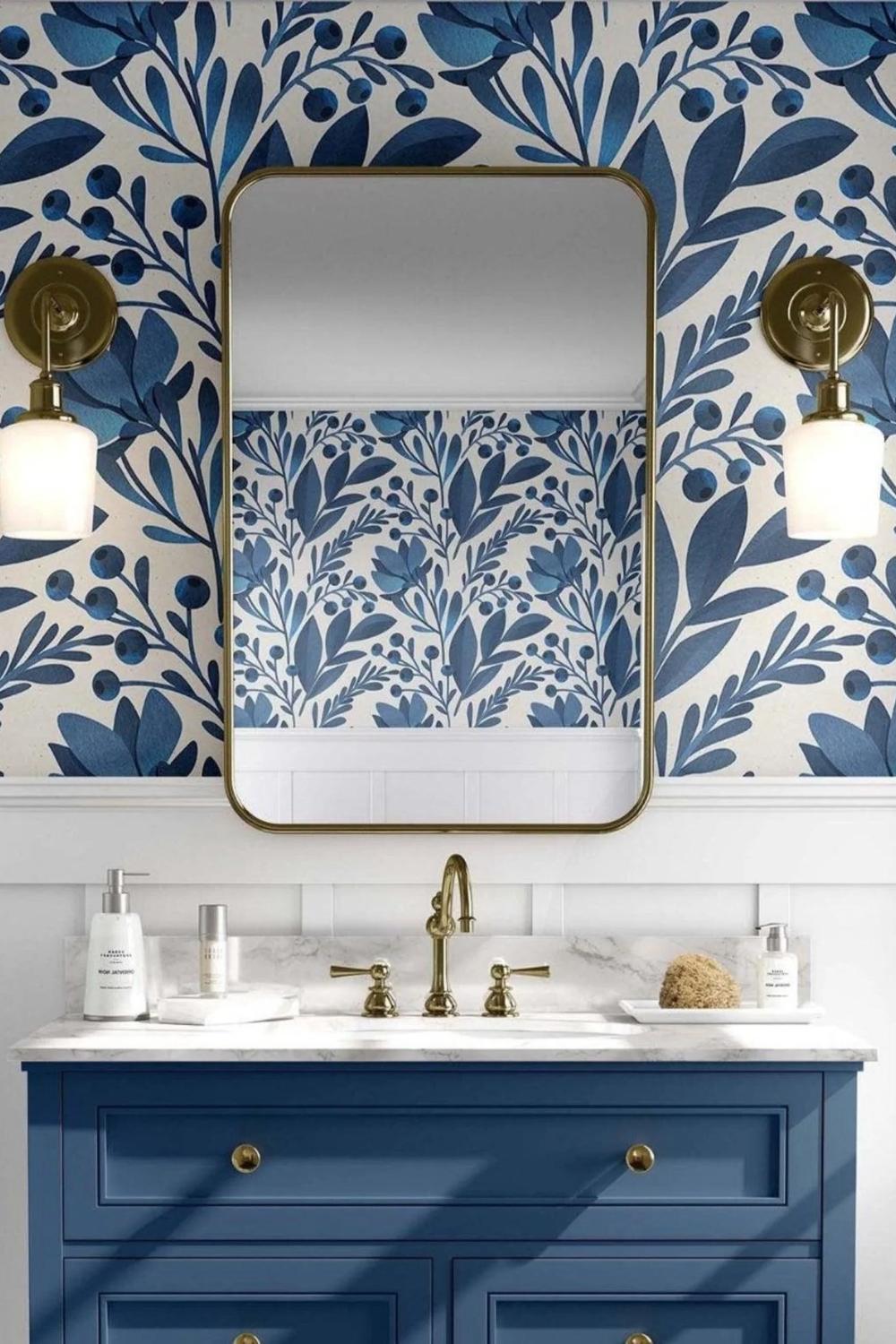 Baño moderno con papel pintado con hojas y detalles sutiles