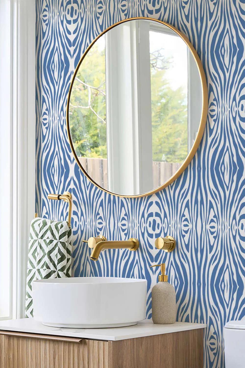 Baño moderno con papel pintado azul dinámico