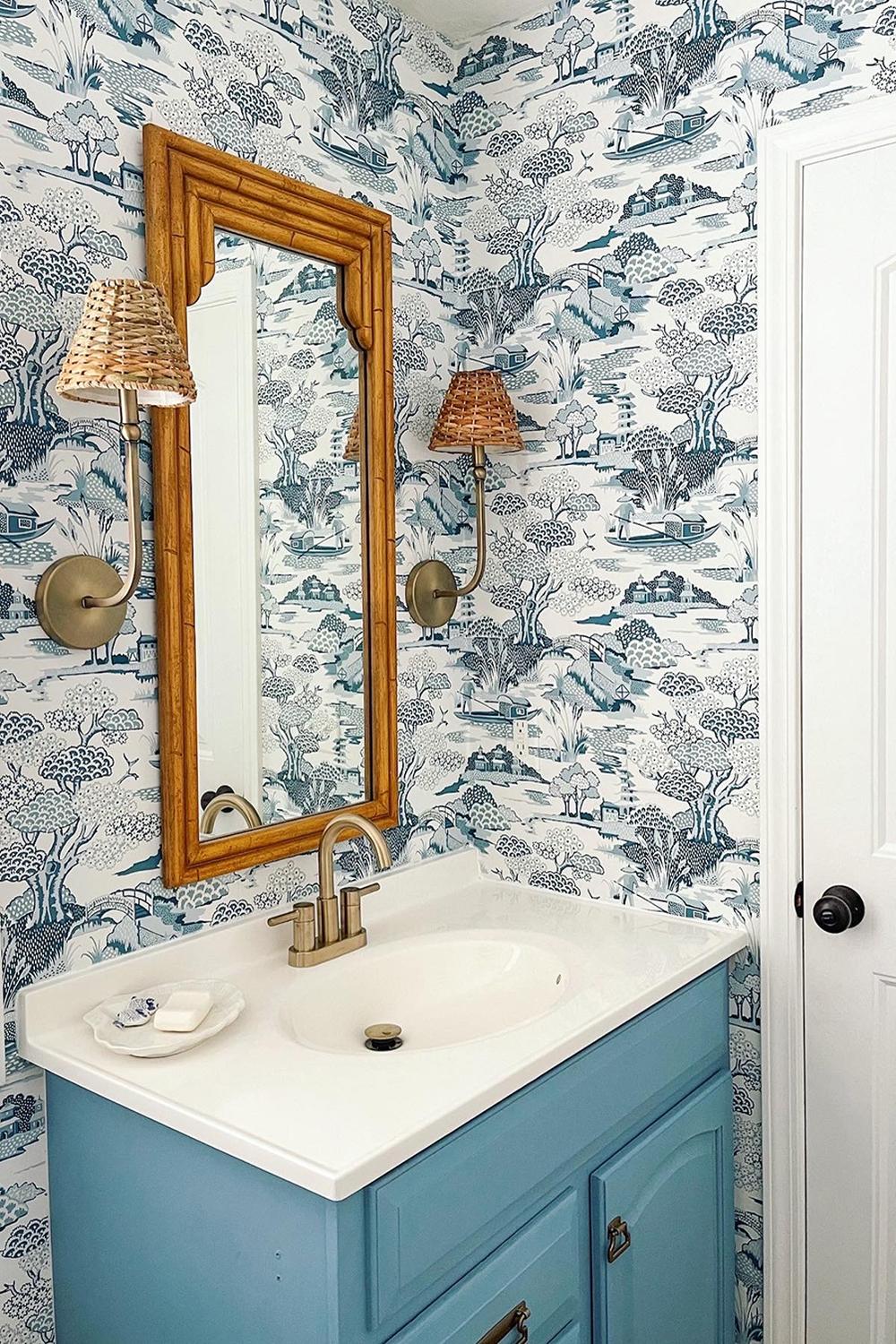 Baño que invita a la tranquilidad con papel pintado azul