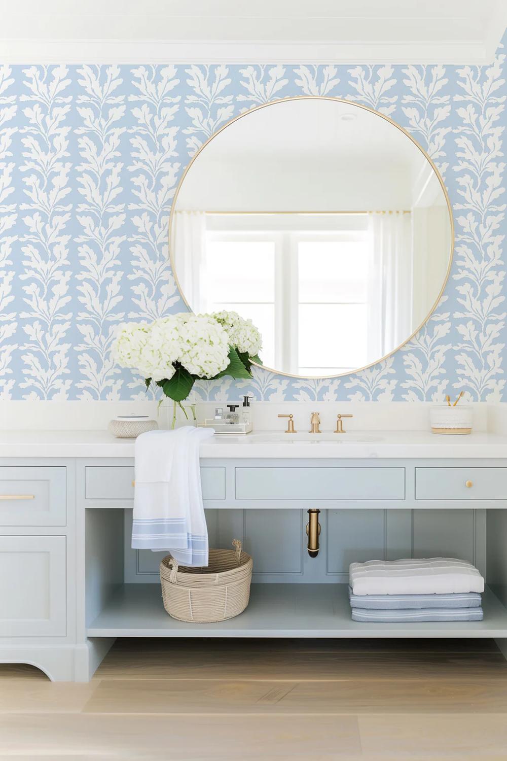 Baño acogedor con papel pintado floral en azul