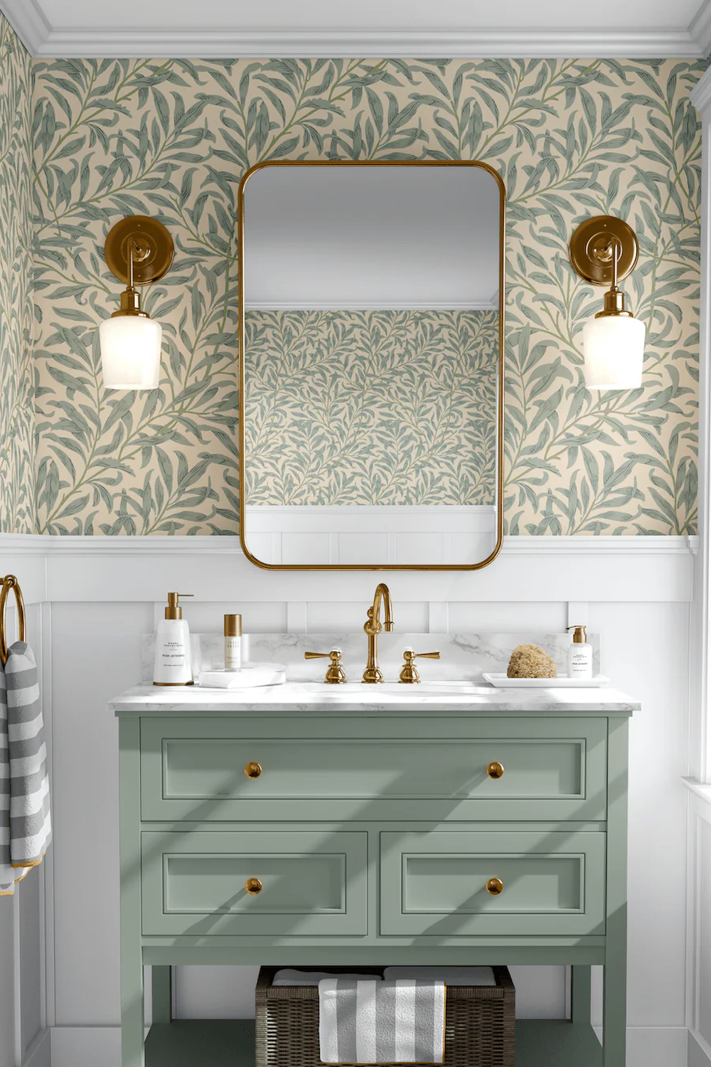 Baño contemporáneo con papel pintado elegante en azul