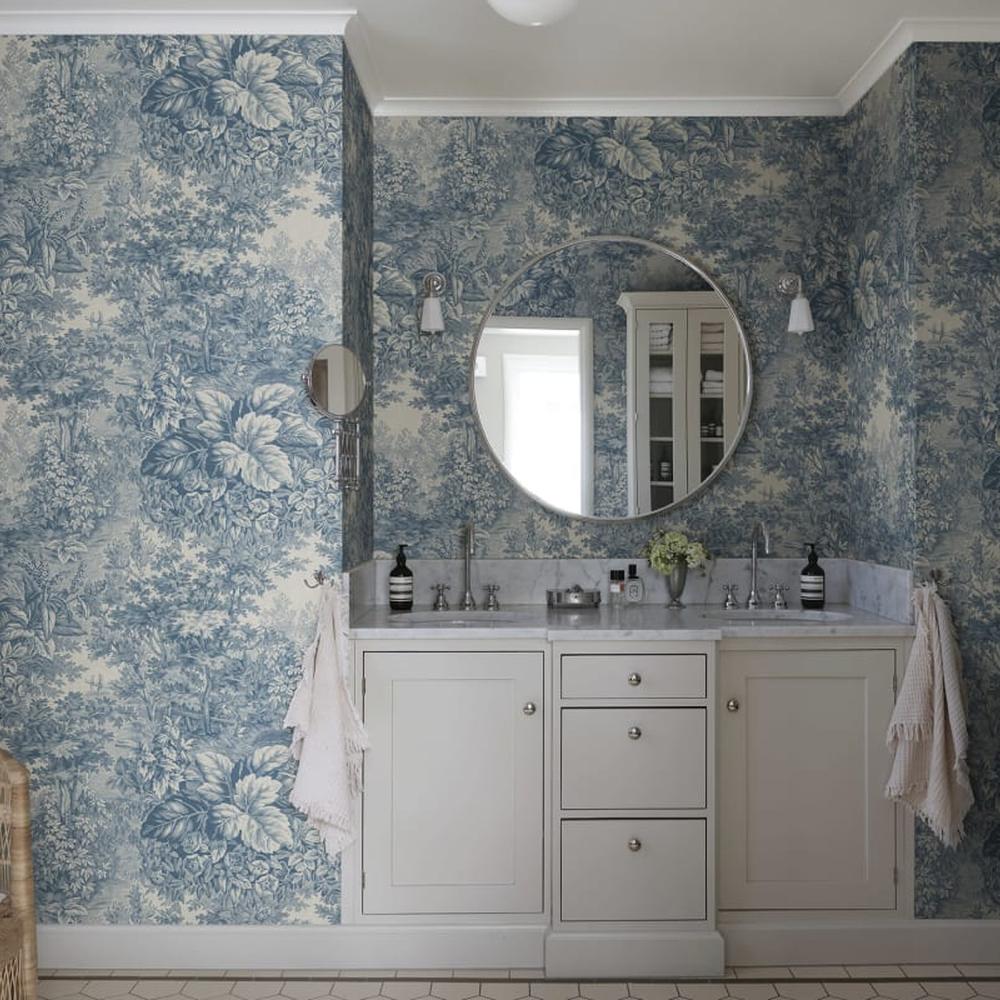 Baño equilibrado con papel pintado de motivos botánicos