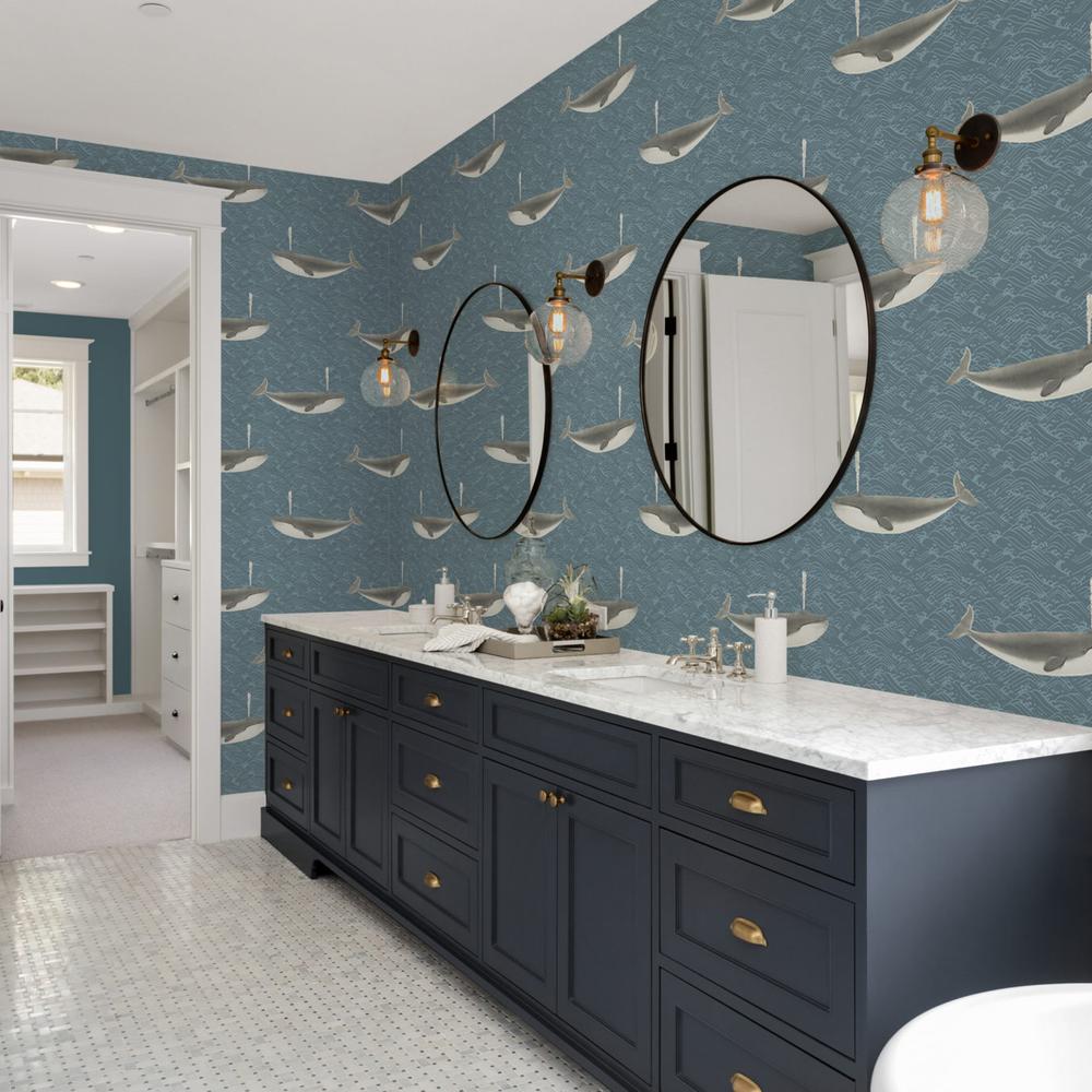 Baño náutico con papel pintado azul y motivos marinos