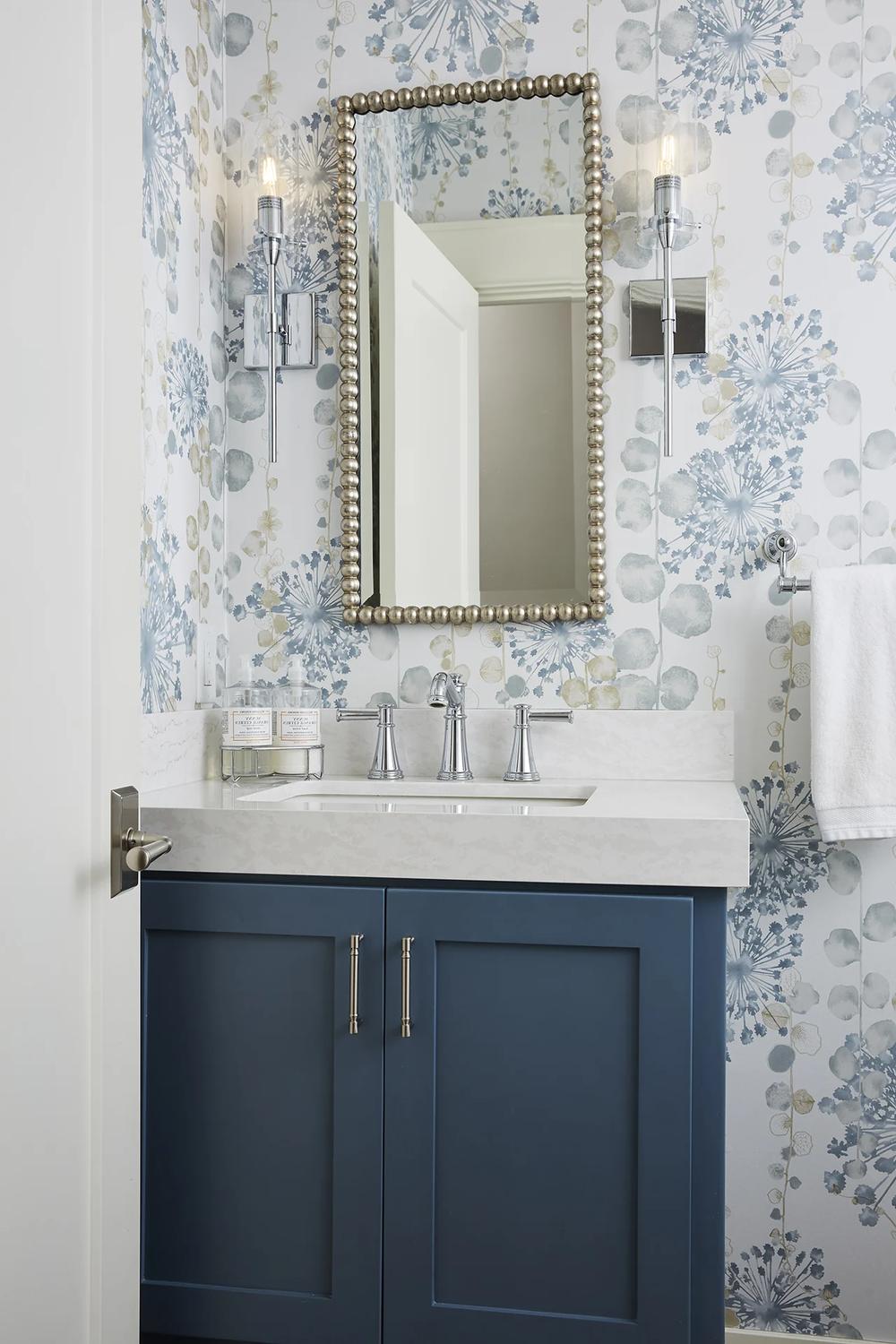 Baño contemporáneo con floreado azul y contrastes elegantes