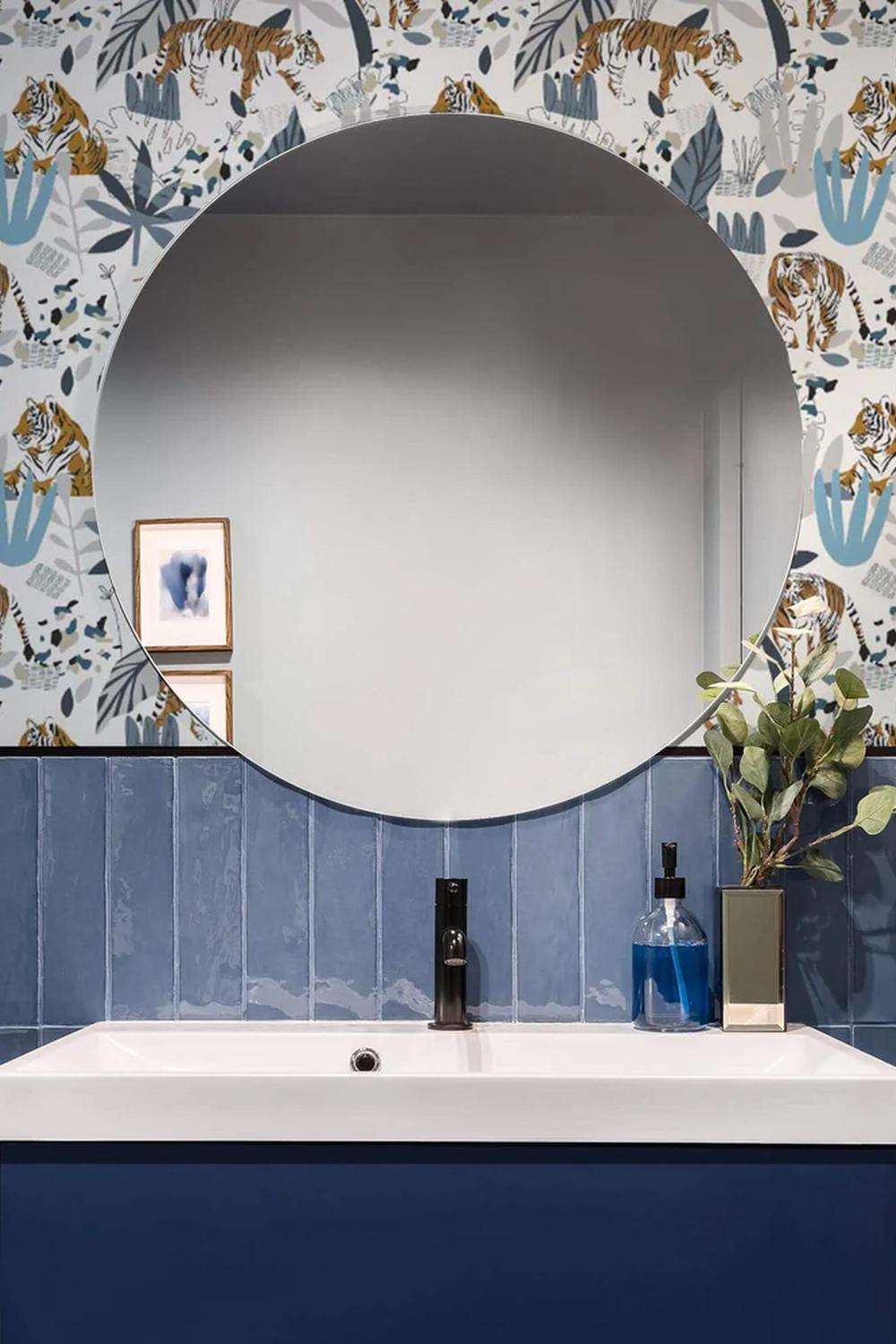 Baño enérgico con papel pintado y elementos vibrantes