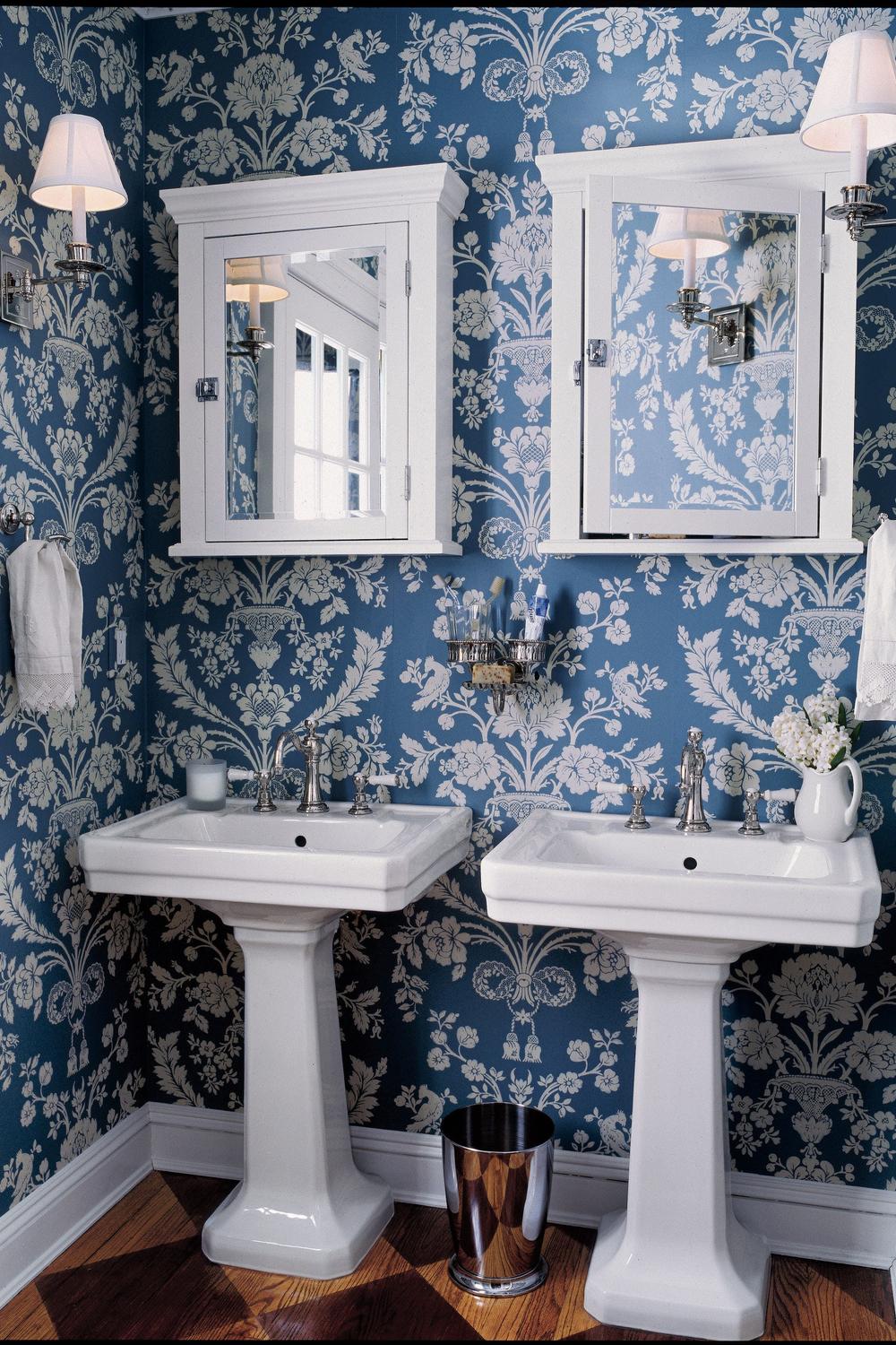 Baño clásico con elegancia moderna y papel pintado azul