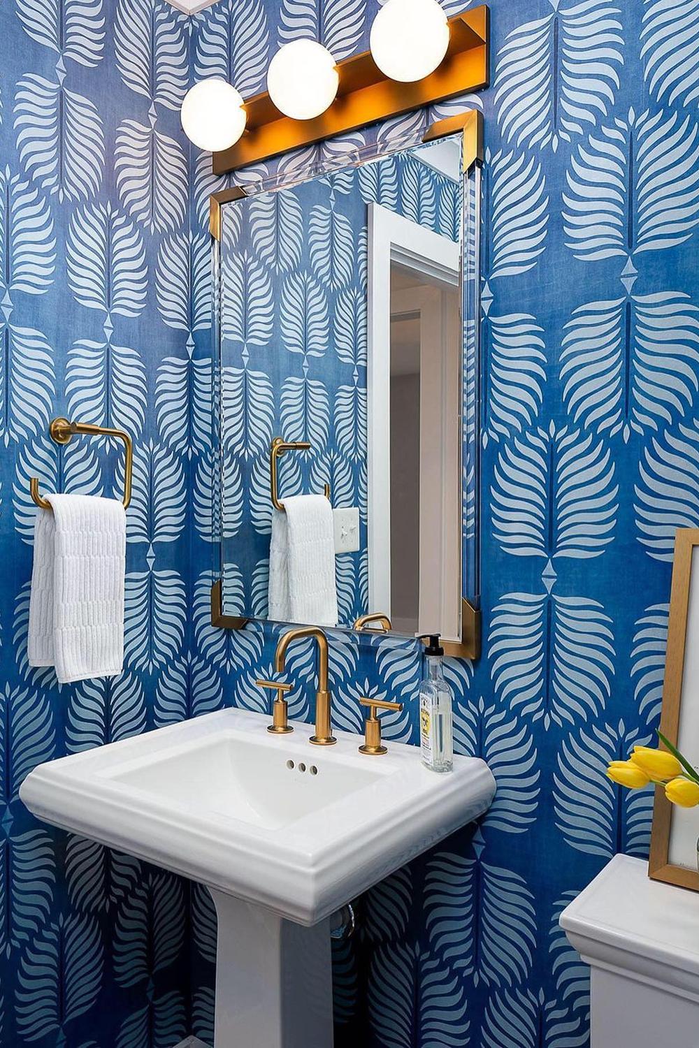 Baño único con papel pintado de hojas de palmera
