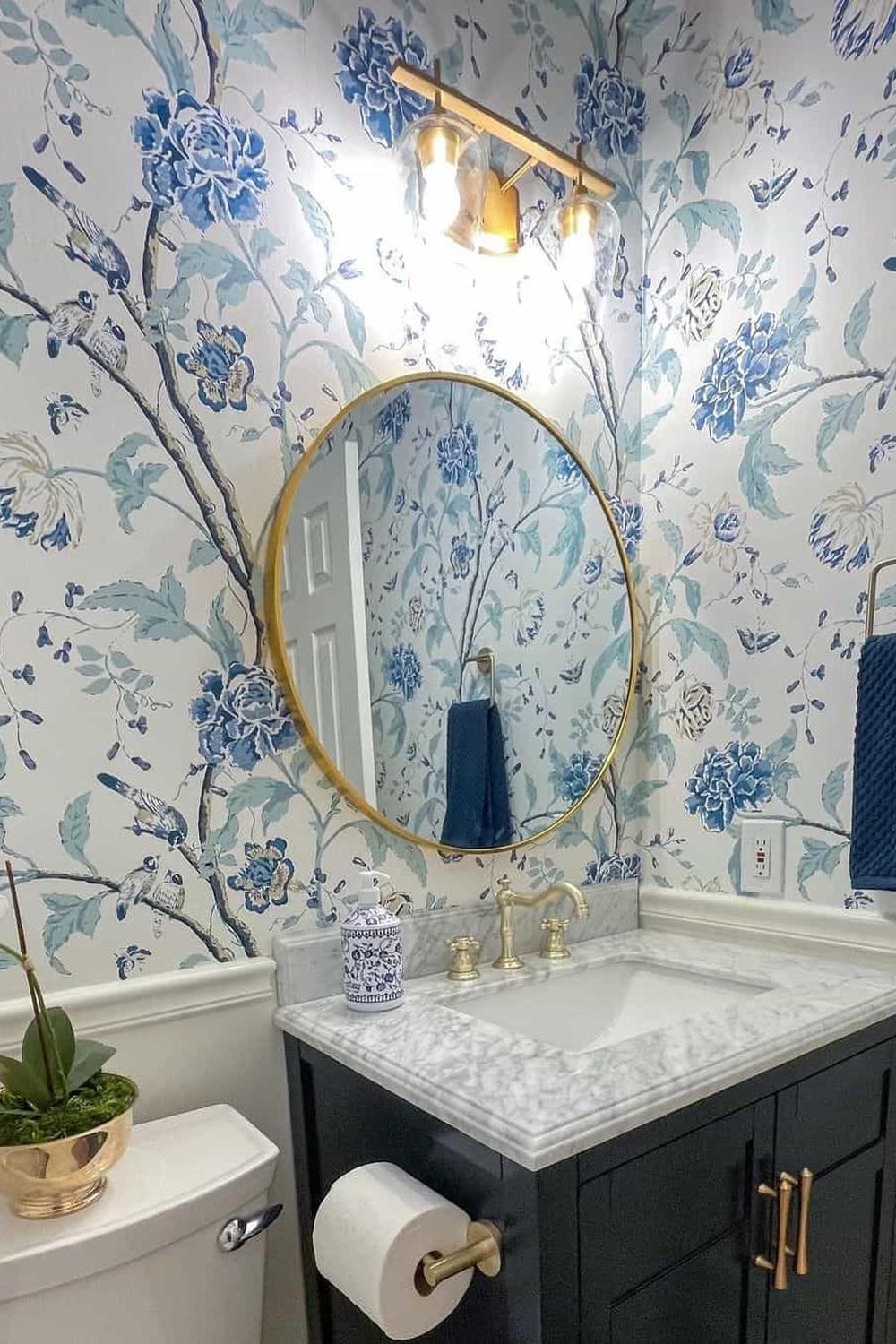 Baño vibrante con papel pintado floral audaz