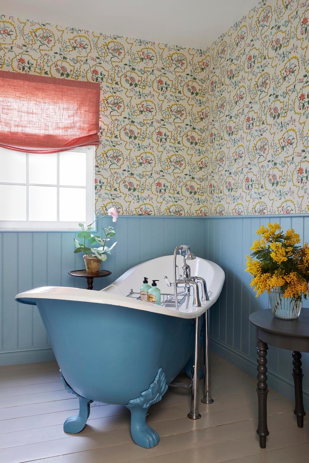 Baño vintage con papel pintado floral en tonos suaves