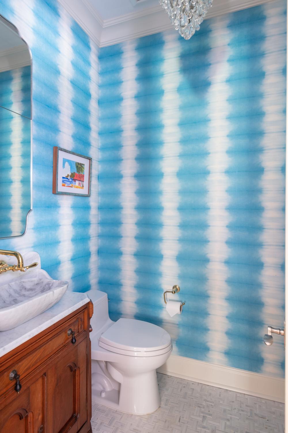 Baño pequeño pero encantador con papel pintado dinámico