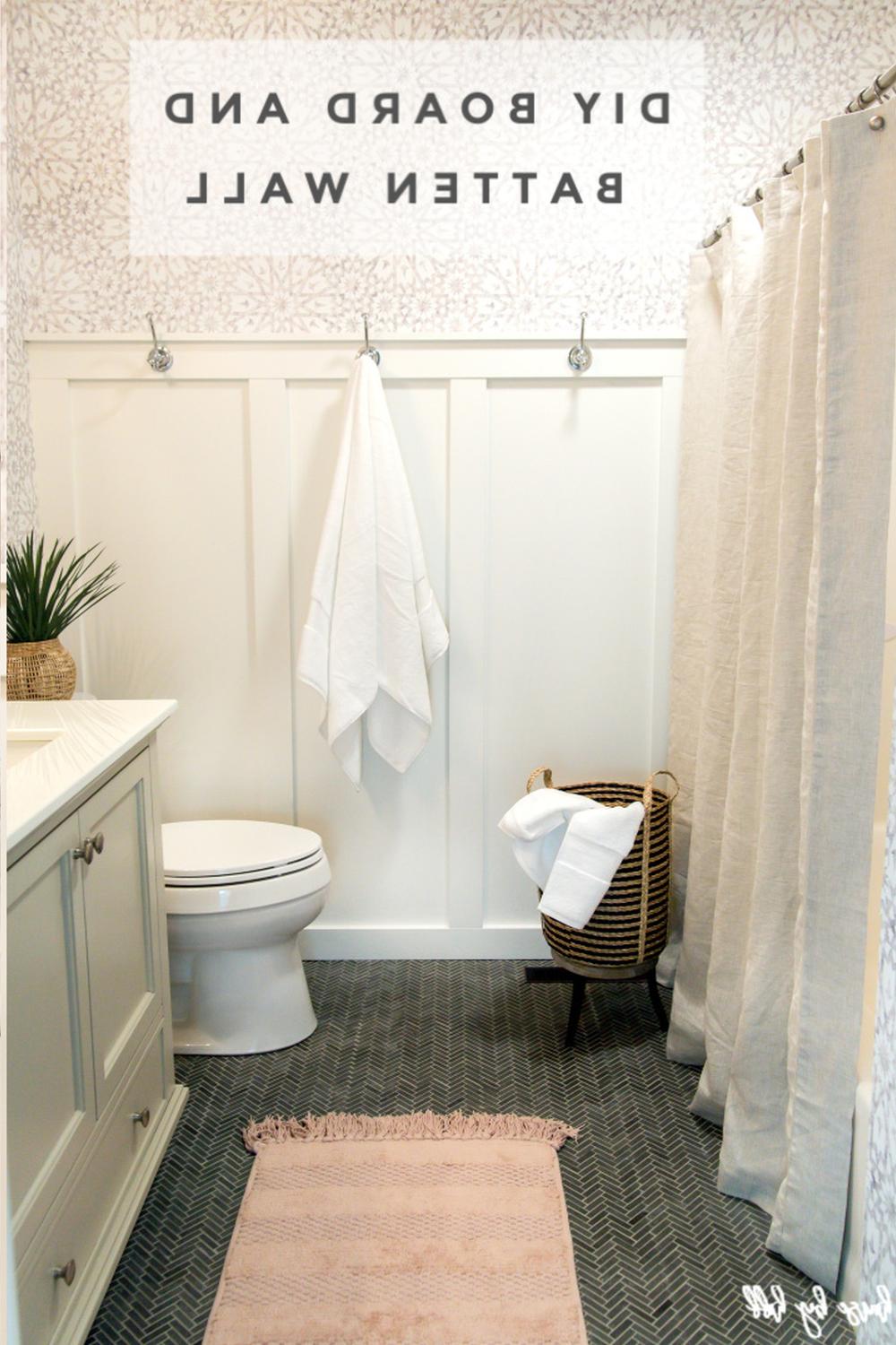 Baño con panelado vertical y patrones delicados