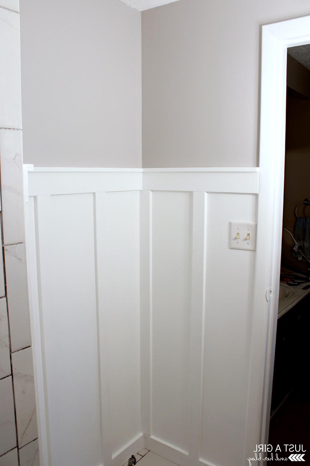 Baño con panelado vertical en gris y blanco